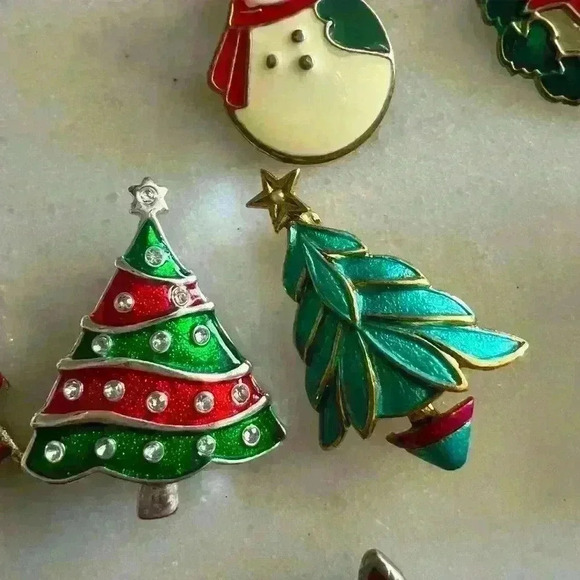 Large set of 12 vintage Christmas brooches some signed circa 60’s, 70’s, 80’s - Picture 8 of 13